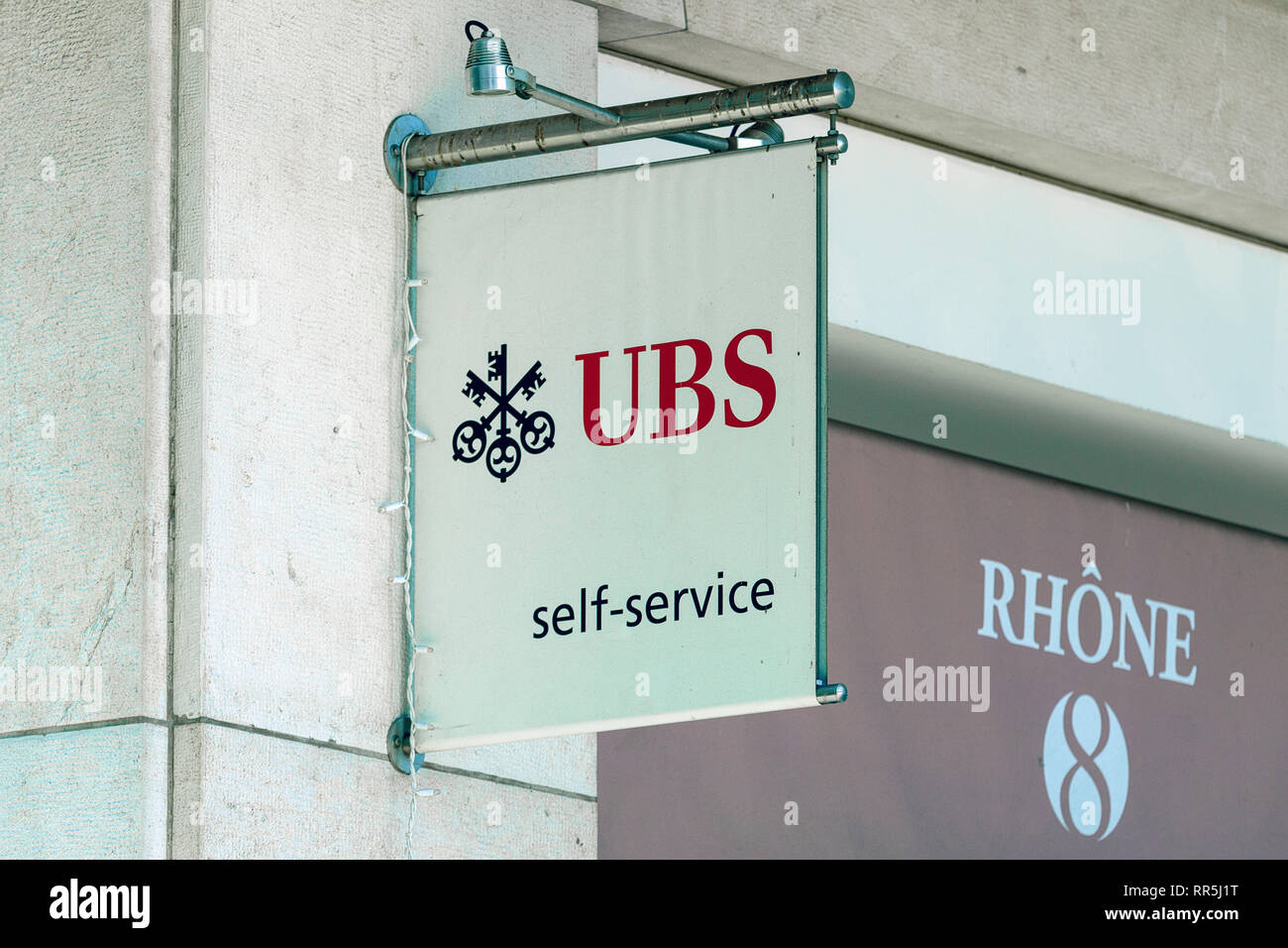UBS (Union Bank Svizzera) Segno bordo su una parete ordinato l'ingresso in un'agenzia nel centro di Ginevra, Svizzera Foto Stock