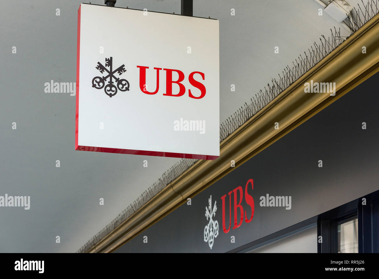UBS (Union Bank Svizzera) Segno bordo su una parete ordinato l'ingresso in un'agenzia nel centro di Ginevra, Svizzera Foto Stock
