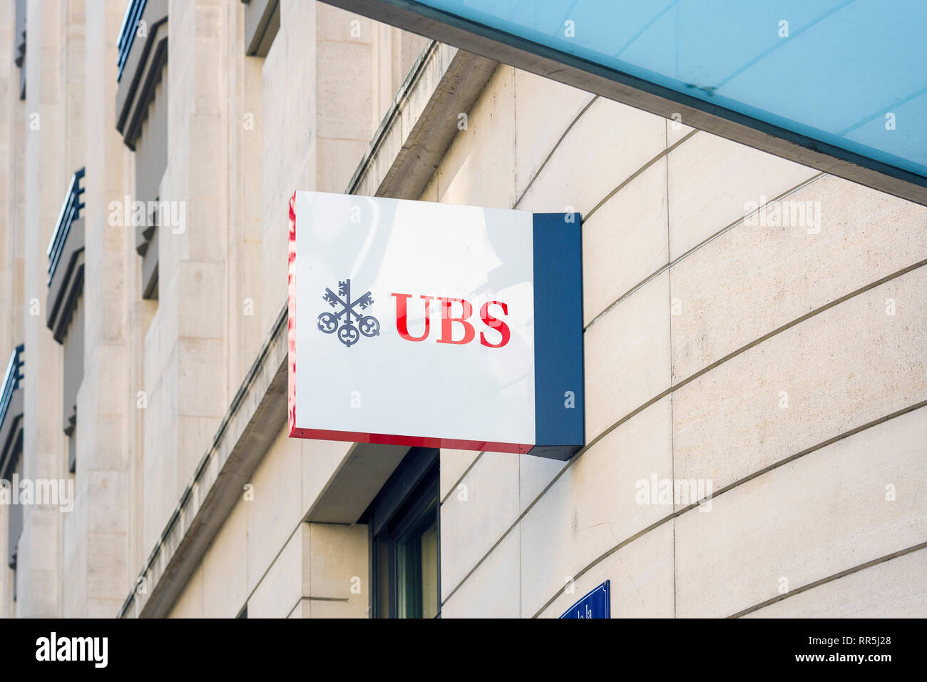 UBS (Union Bank Svizzera) Segno bordo su una parete ordinato l'ingresso in un'agenzia nel centro di Ginevra, Svizzera Foto Stock