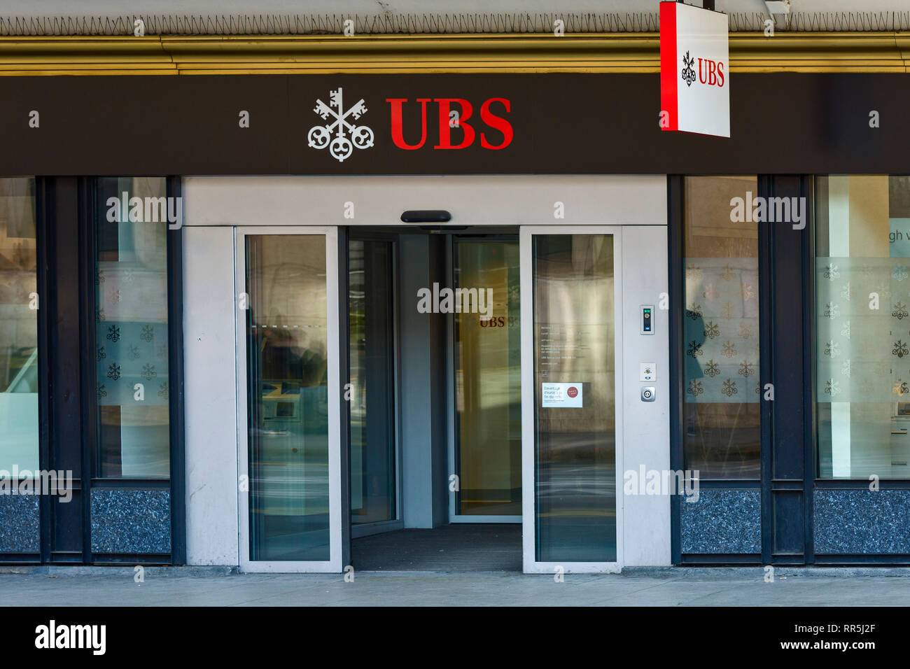 Ginevra, Svizzera - 23 Febbraio 2019: entrata di una filiale locale di UBS (Union Bank Svizzera) a Ginevra, Svizzera Foto Stock