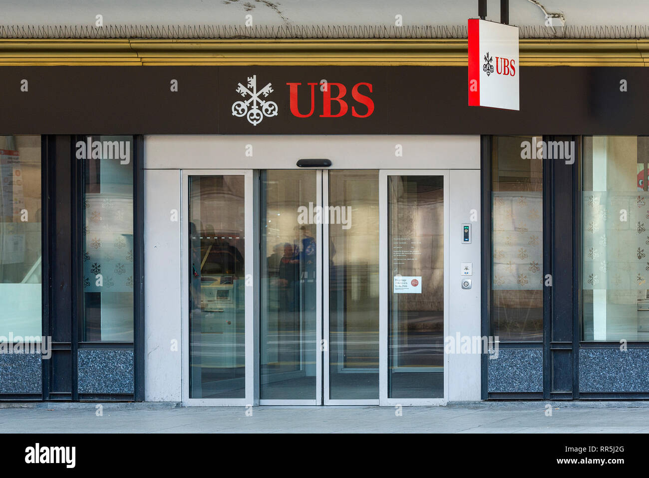 Ginevra, Svizzera - 23 Febbraio 2019: entrata di una filiale locale di UBS (Union Bank Svizzera) a Ginevra, Svizzera Foto Stock