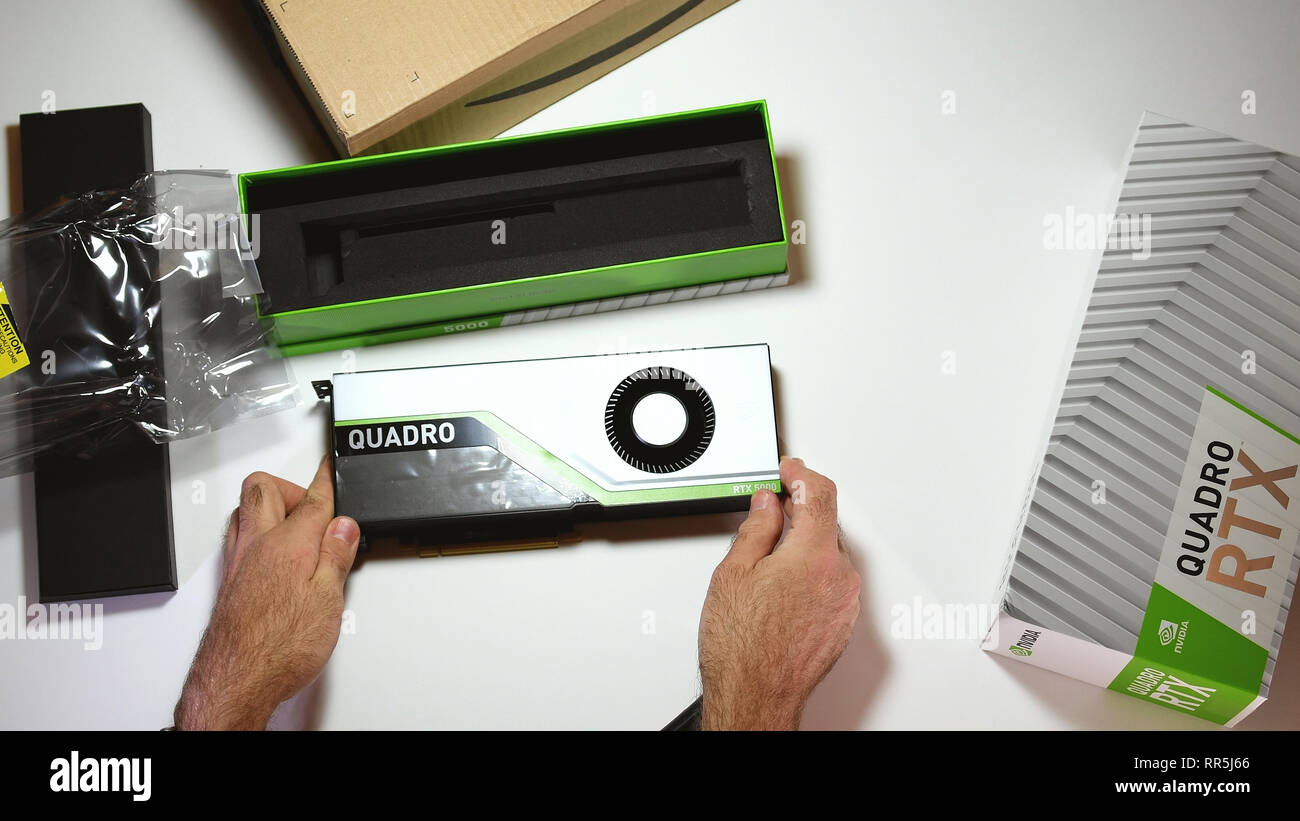 Parigi, Francia - 20 Feb 2019: POV uomo unboxing ultime Nvidia Quadro di RTX 5000 GPU per workstation con Unified Shader, texture mapping di unità, rendere le unità di uscita, streaming multiprocessori tensor anime Foto Stock
