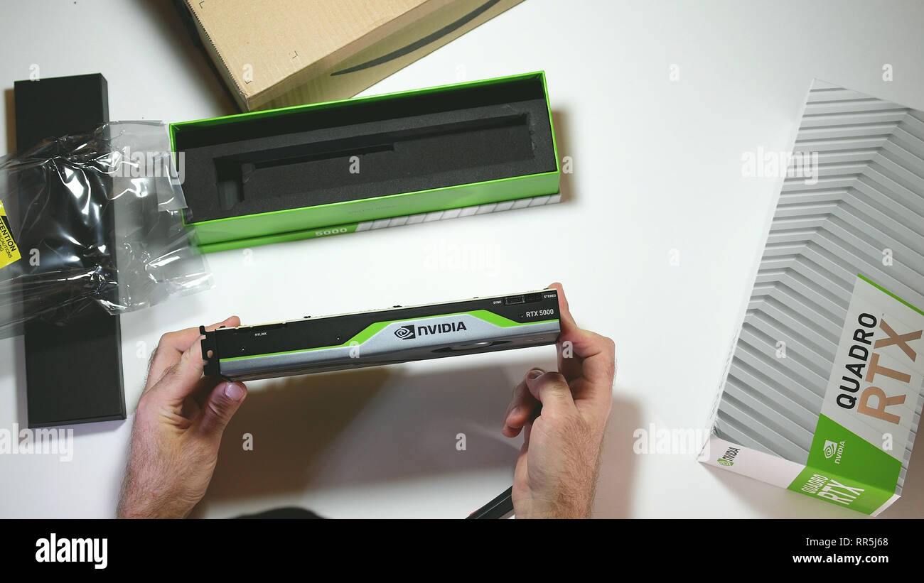 Parigi, Francia - 20 Feb 2019: POV uomo unboxing ultime Nvidia Quadro di RTX 5000 GPU per workstation vista da sopra Foto Stock