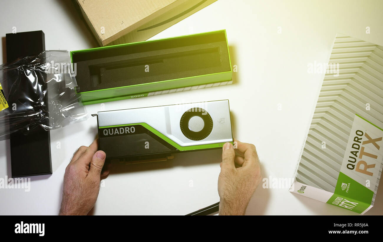 Parigi, Francia - 20 Feb 2019: vista da sopra POV uomo unboxing ultime Nvidia Quadro di RTX 5000 professional workstation scheda video GPU per il CAD mantenendo la scheda e accessori Foto Stock