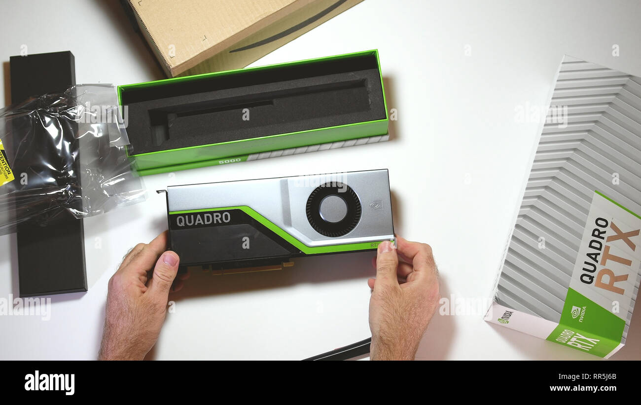 Parigi, Francia - 20 Feb 2019: vista da sopra POV uomo unboxing ultime Nvidia Quadro di RTX 5000 professional workstation scheda video GPU per il CAD mantenendo la scheda e accessori Foto Stock