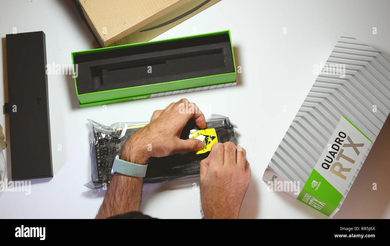 Parigi, Francia - 20 Feb 2019: vista da sopra POV uomo unboxing aperti in plastica anti statico incarto delle ultime Nvidia Quadro di RTX 5000 professional workstation scheda video GPU Foto Stock