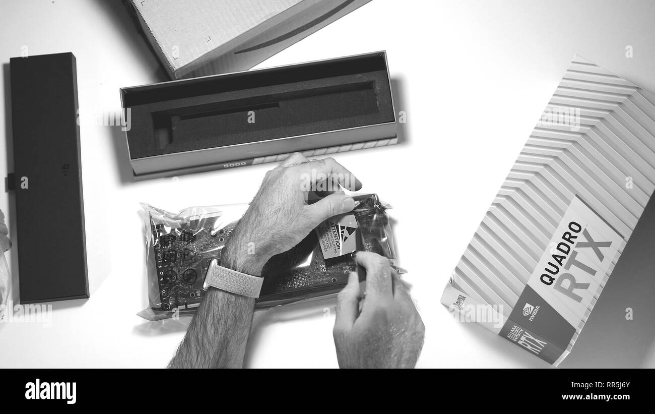 Parigi, Francia - 20 Feb 2019: vista da sopra POV uomo unboxing ultime Nvidia Quadro di RTX 5000 professional workstation scheda video GPU per CGI CAD calcoli scientifici e macchina elettrostatica di apprendimento puch rimozione Foto Stock