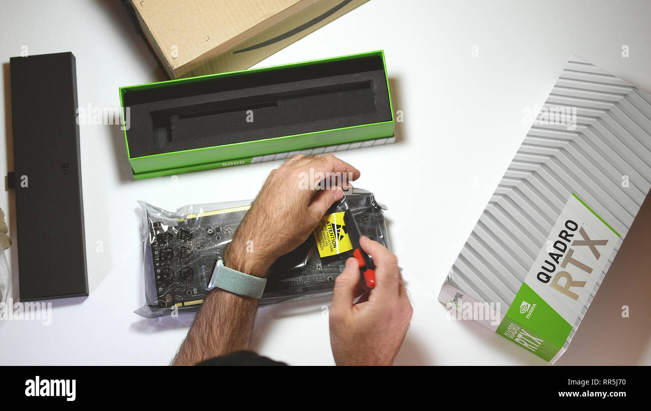 Parigi, Francia - 20 Feb 2019: vista da sopra POV uomo unboxing ultime Nvidia Quadro di RTX 5000 professional workstation scheda video GPU per CGI CAD calcoli scientifici e di apprendimento della macchina Foto Stock