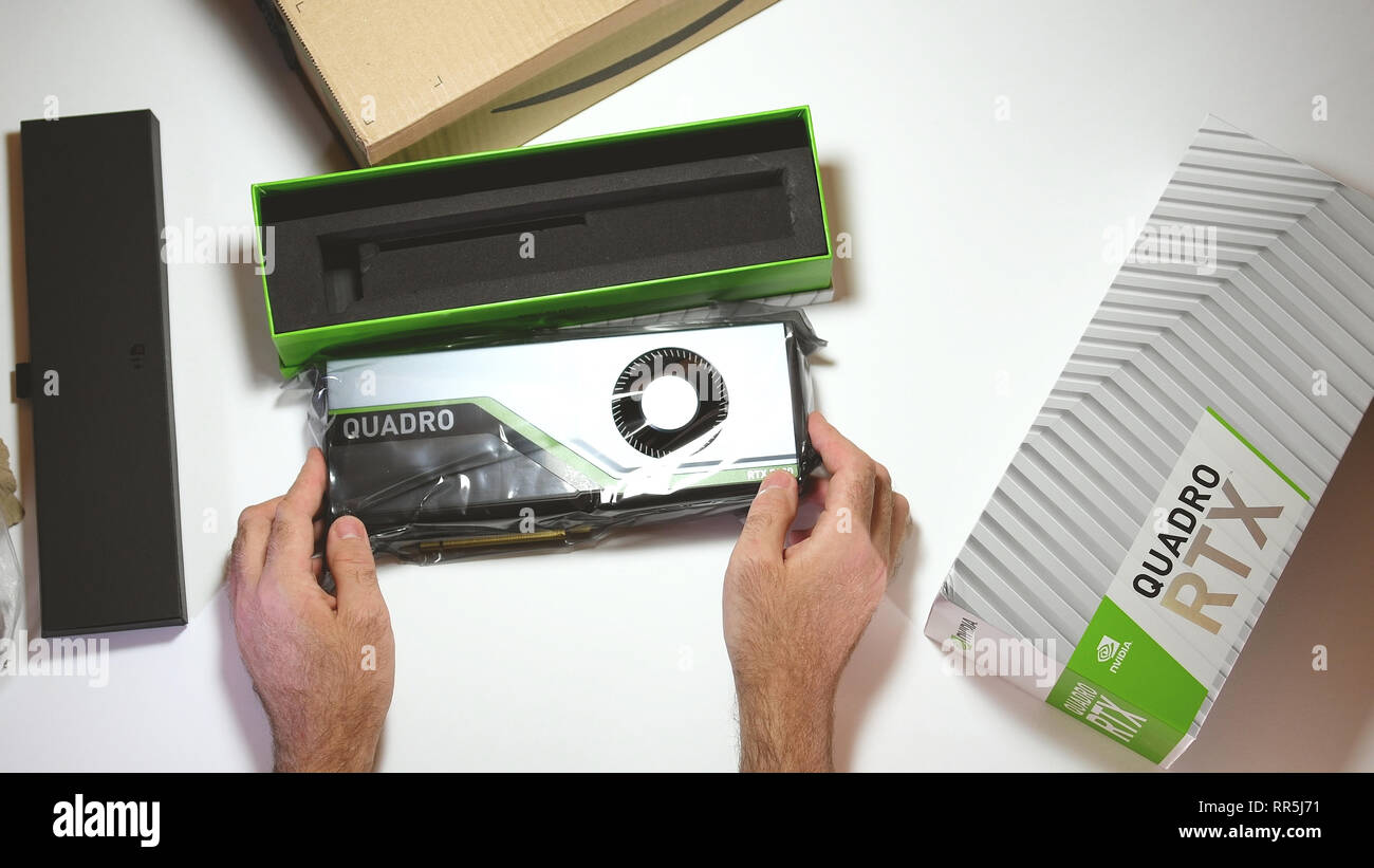Parigi, Francia - 20 Feb 2019: POV unboxing ultime Nvidia Quadro di RTX 5000 professional workstation scheda video GPU per la produzione video professionale Foto Stock
