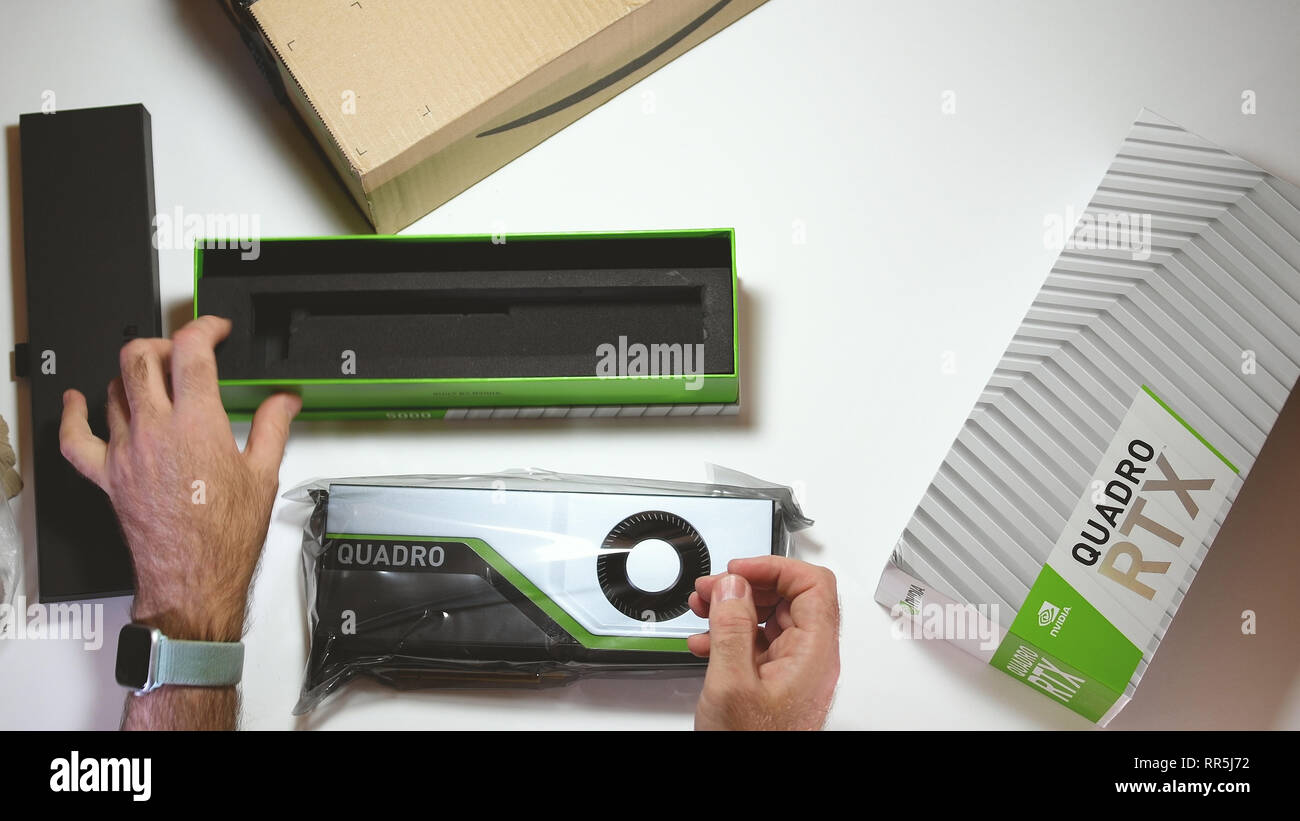 Parigi, Francia - 20 Feb 2019: vista da sopra POV uomo unboxing ultime Nvidia Quadro di RTX 5000 professional workstation scheda video GPU per CGI CAD calcoli scientifici e machine learning rimozione dalla scatola Foto Stock