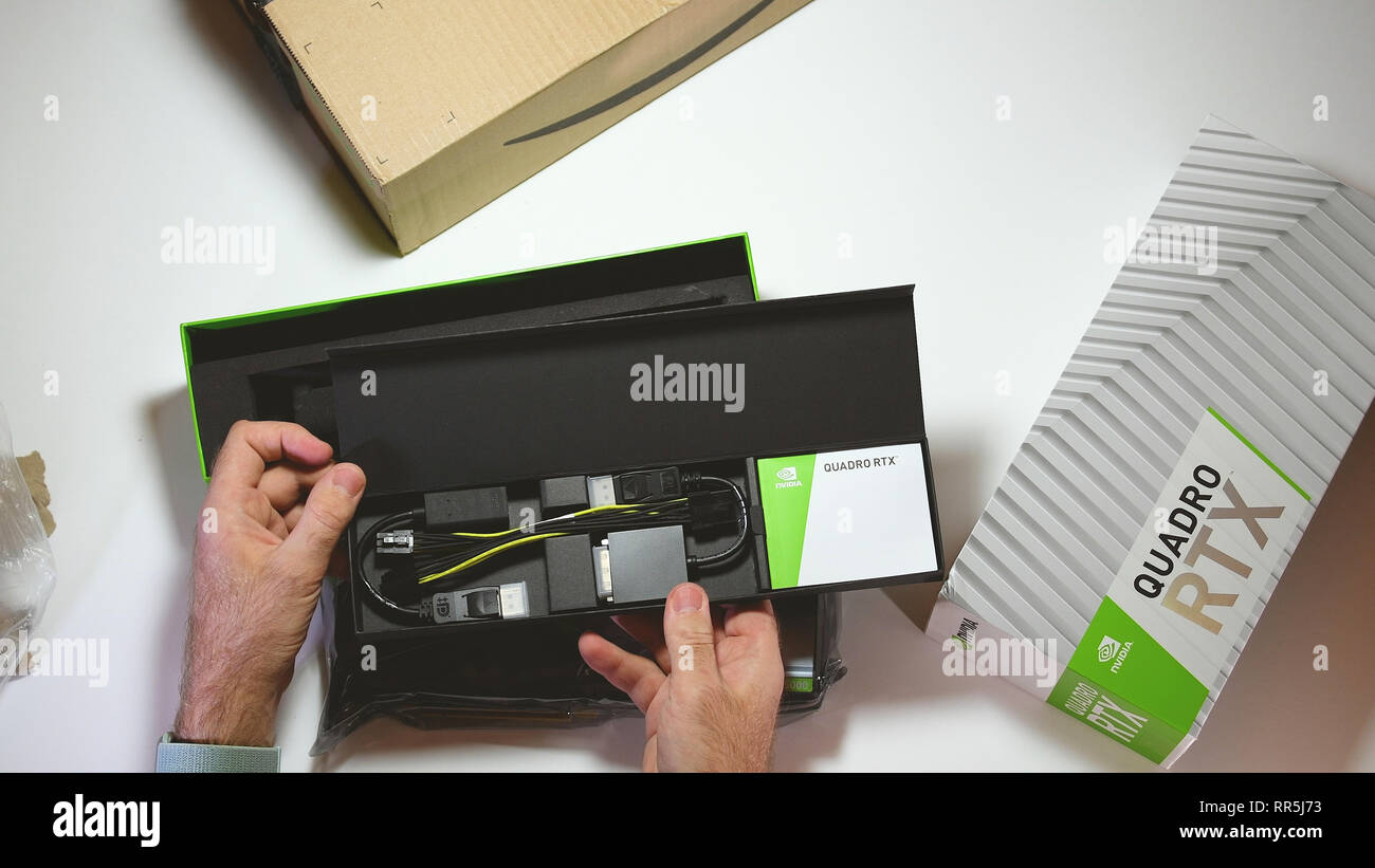 Parigi, Francia - 20 Feb 2019: vista da sopra POV uomo unboxing ultime Nvidia Quadro di RTX 5000 professional workstation scheda video GPU per CGI CAD cavbles accessori e connettori Foto Stock