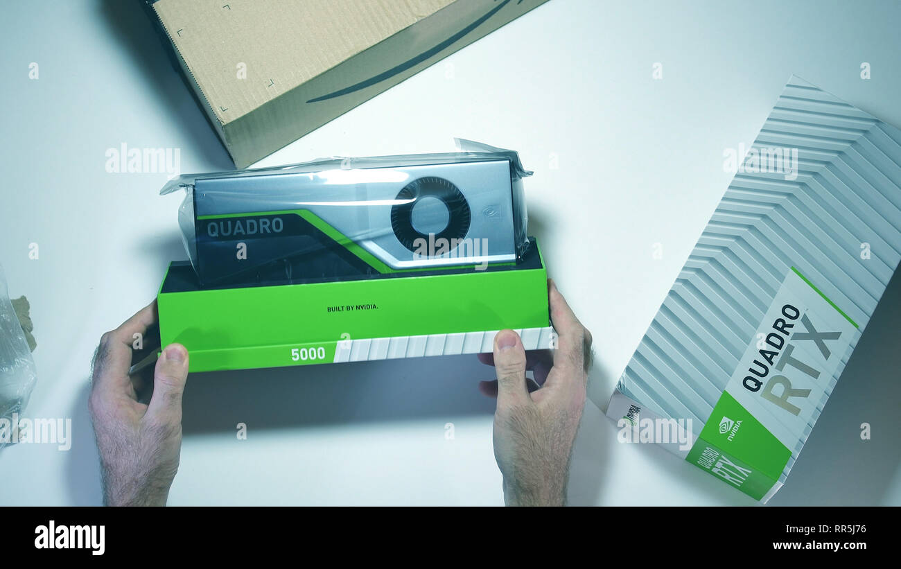 Parigi, Francia - 20 Feb 2019: Disimballaggio ultime Nvidia Quadro di RTX 5000 professional workstation scheda video GPU per CGI CAD calcoli scientifici e di apprendimento della macchina Foto Stock