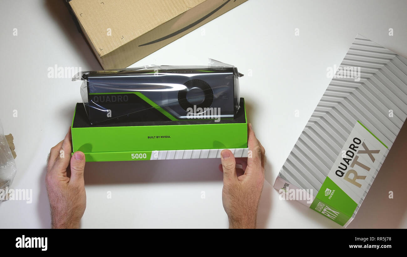 Parigi, Francia - 20 Feb 2019: vista da sopra POV uomo unboxing ultime Nvidia Quadro di RTX 5000 professional workstation scheda video GPU per CGI CAD calcoli scientifici e macchina imparare guardando al contenuto Foto Stock