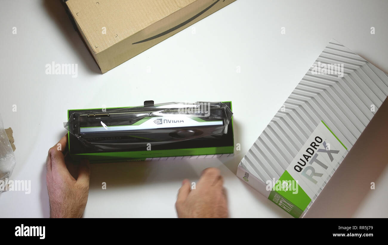 Parigi, Francia - 20 Feb 2019: vista da sopra POV uomo unboxing ultime Nvidia Quadro di RTX 5000 professional workstation scheda video GPU per CGI CAD calcoli scientifici e machine learning anti avvolgimento statico Foto Stock