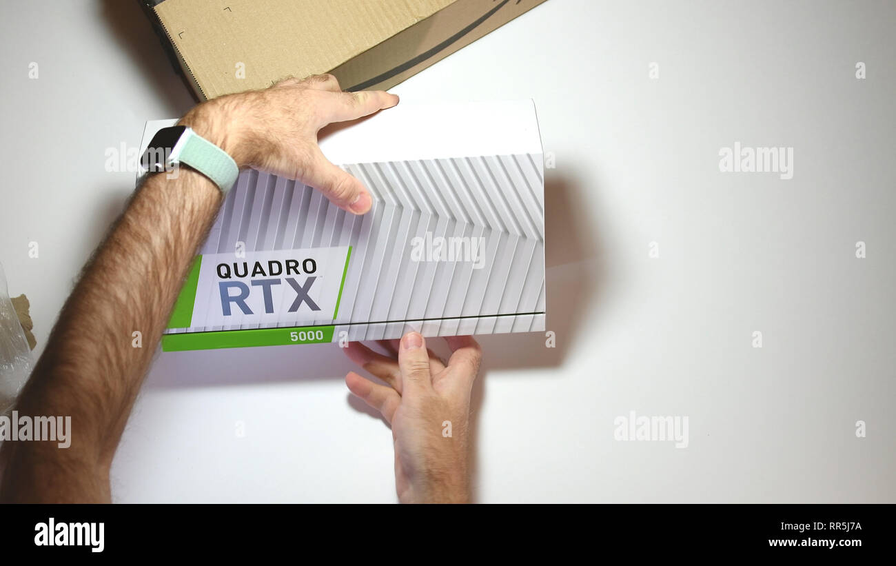 Parigi, Francia - 20 Feb 2019: vista da sopra POV uomo unboxing ultime Nvidia Quadro di RTX 5000 professional workstation scheda video GPU per CGI CAD calcoli scientifici e machine learning aprire la scatola Foto Stock