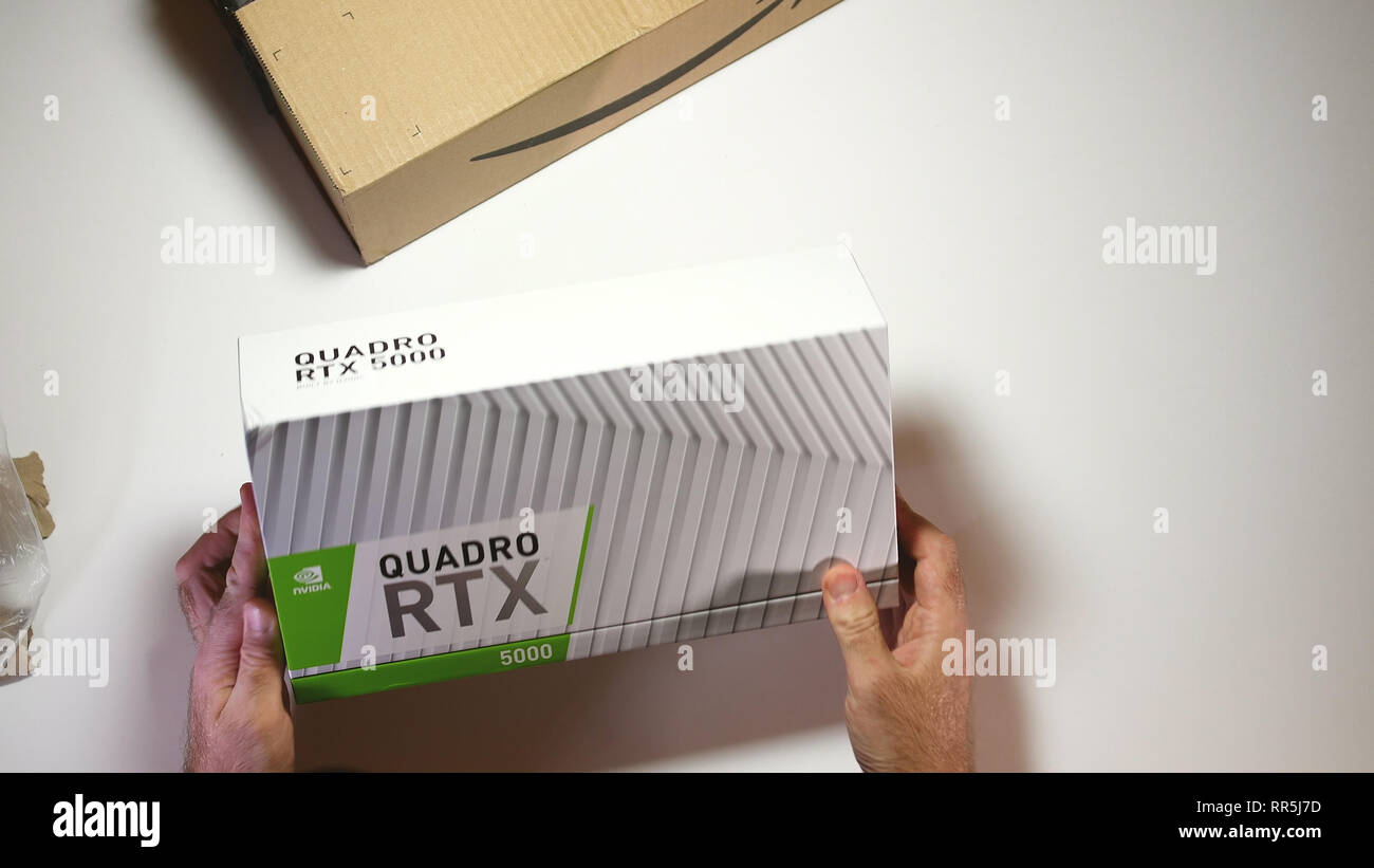 Parigi, Francia - 20 Feb 2019: vista da sopra POV uomo unboxing ultime Nvidia Quadro di RTX 5000 professional workstation scheda video GPU per CGI CAD calcoli scientifici e di apprendimento della macchina Foto Stock