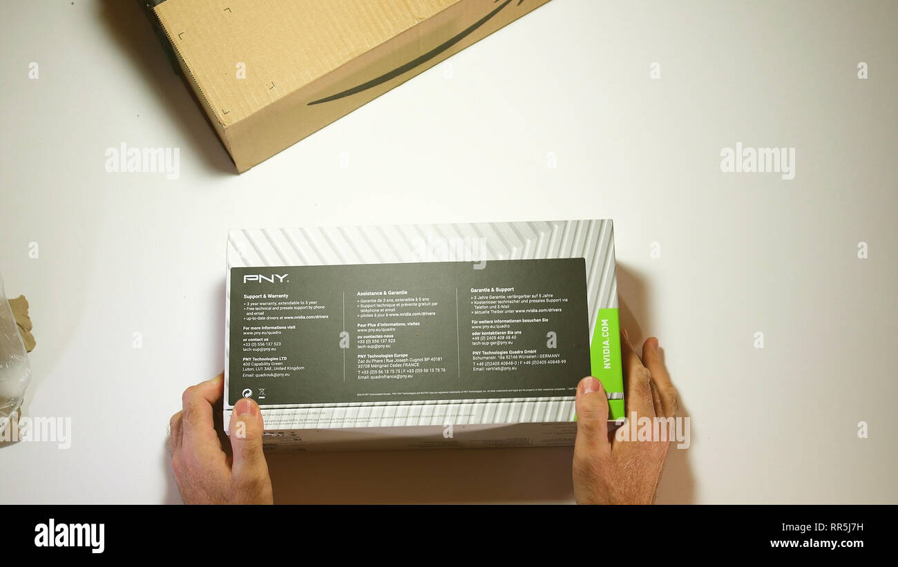 Parigi, Francia - 20 Feb 2019: vista da sopra POV uomo unboxing ultime Nvidia Quadro di RTX 5000 professional workstation scheda video GPU per CGI CAD calcoli scientifici e machine learning garanzia PNY Foto Stock