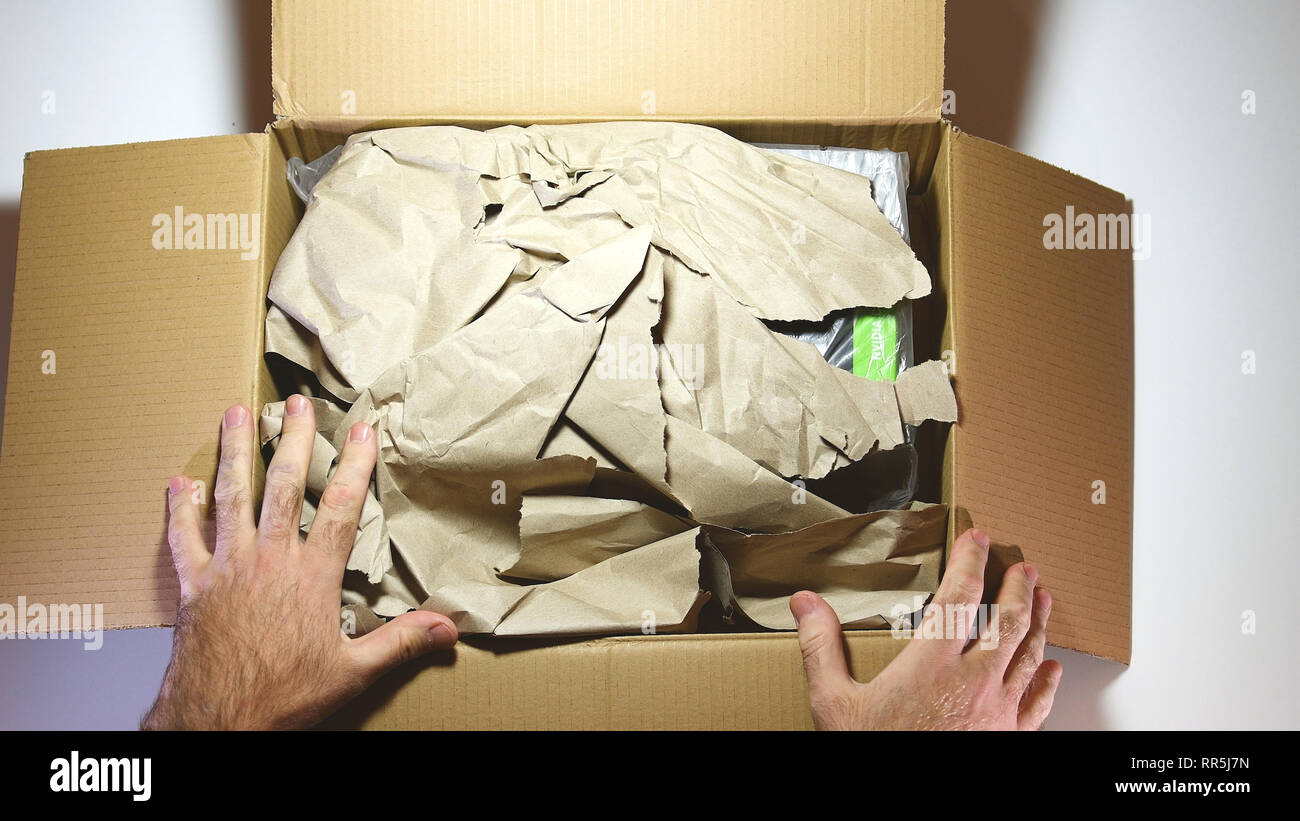 Parigi, Francia - 20 Feb 2019: vista da sopra POV uomo unboxing ultime Nvidia Quadro di RTX 8000 professional workstation scheda video GPU dal cartone Amazon Parcel box Foto Stock