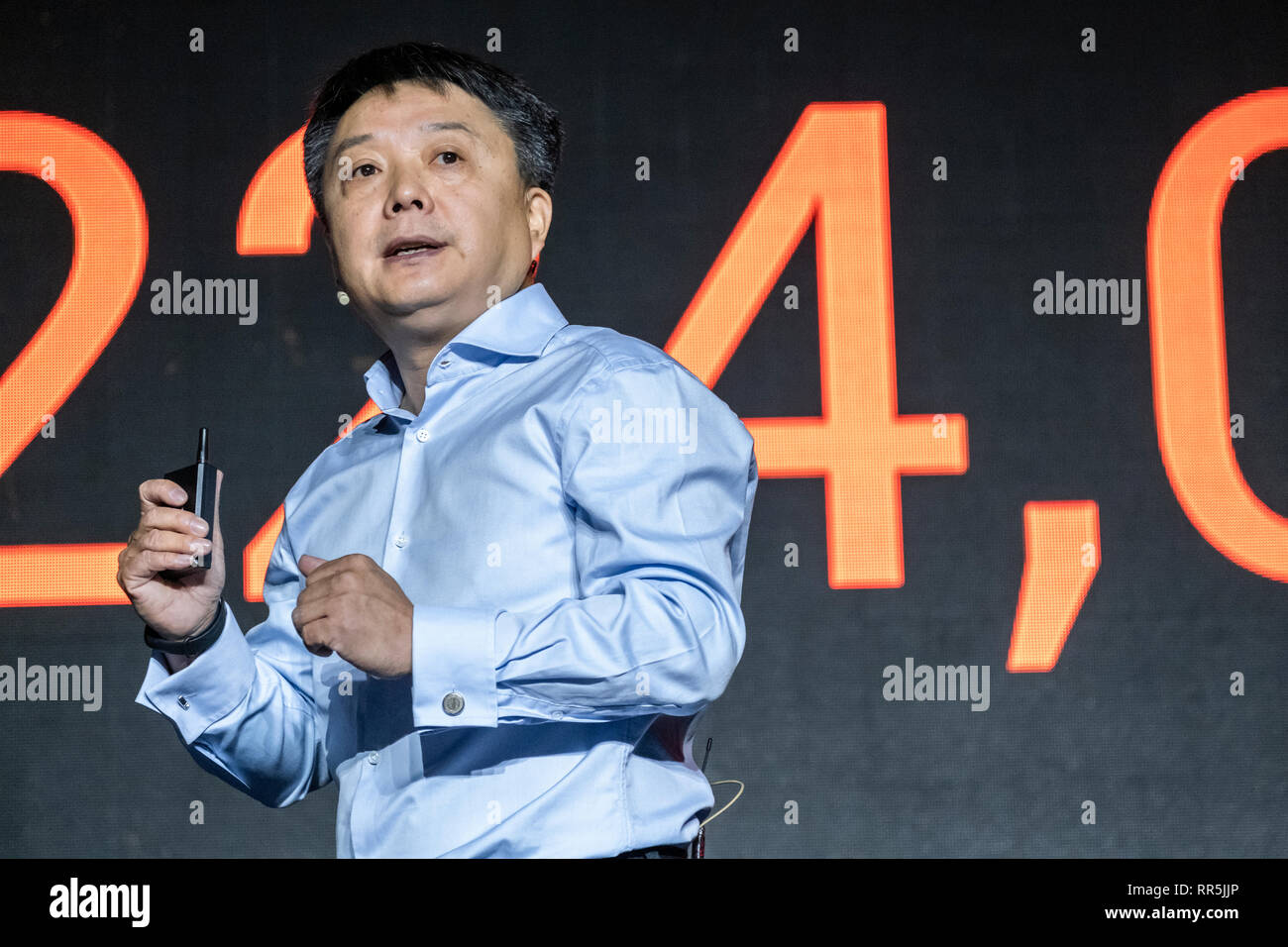 Xiang Wang, vice presidente senior di Xiaomi è visto parlare durante la sua presentazione. La società cinese Xiaomi dedicata alla produzione, sviluppo, design e vendite di telefoni smart ha presentato i nuovi prodotti per il 2019 al Mobile World Congress 2019. Foto Stock