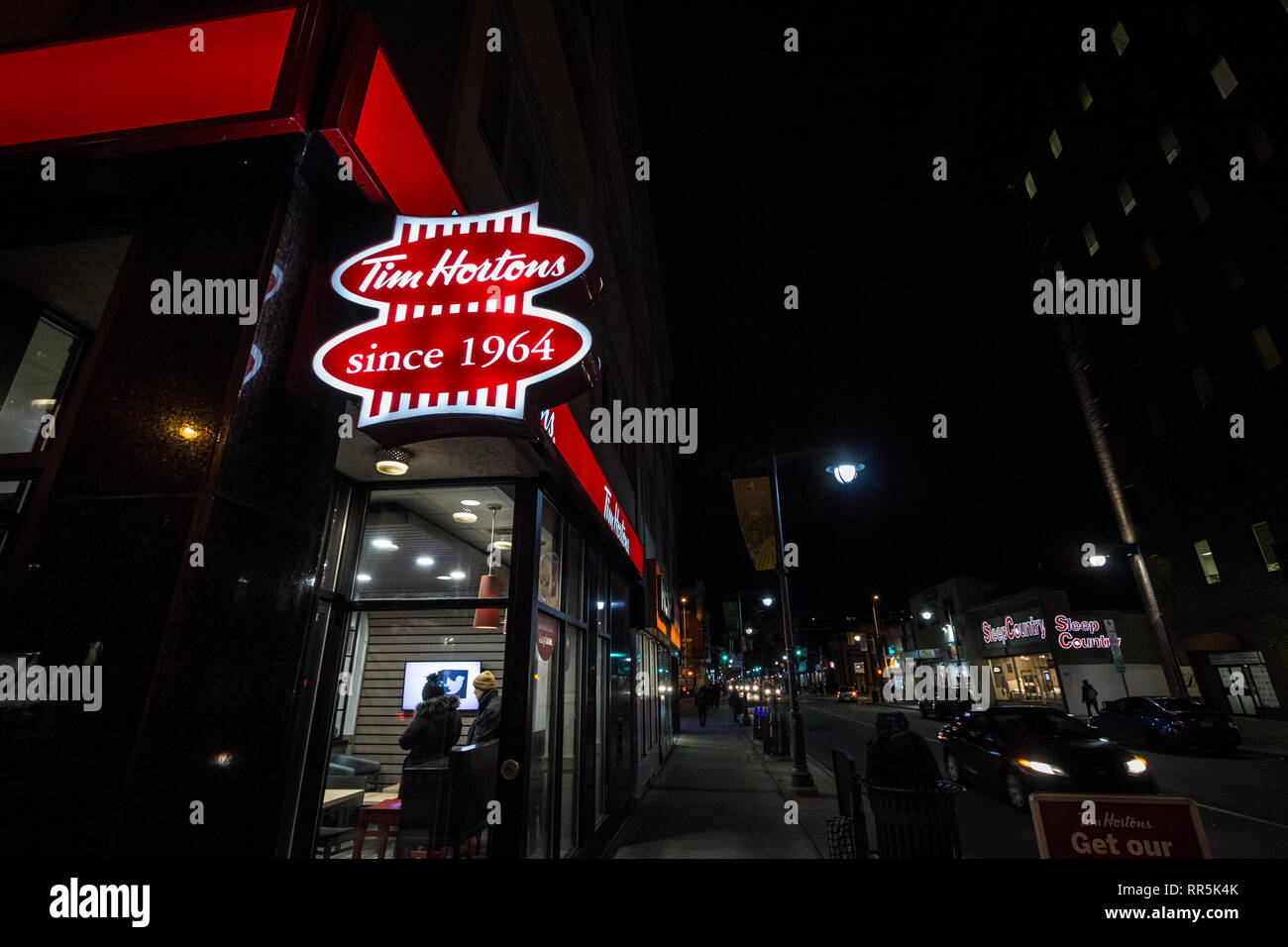 OTTAWA, Canada - 11 novembre 2018: Tim Hortons logo nella parte anteriore di uno dei loro ristoranti in Ottawa, Ontario. Tim Hortons è una caffetteria e un fast food canad Foto Stock