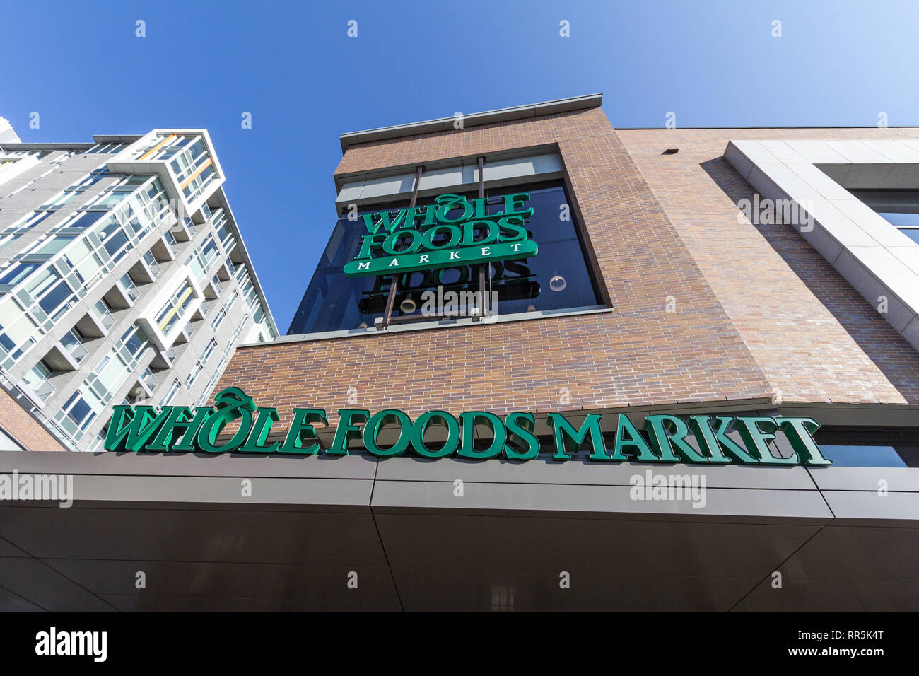OTTAWA, Canada - 12 novembre 2018: Whole Foods Market logo sul loro negozio principale di Ottawa, Ontario. Whole Foods Market è un marchio americano di supe Foto Stock