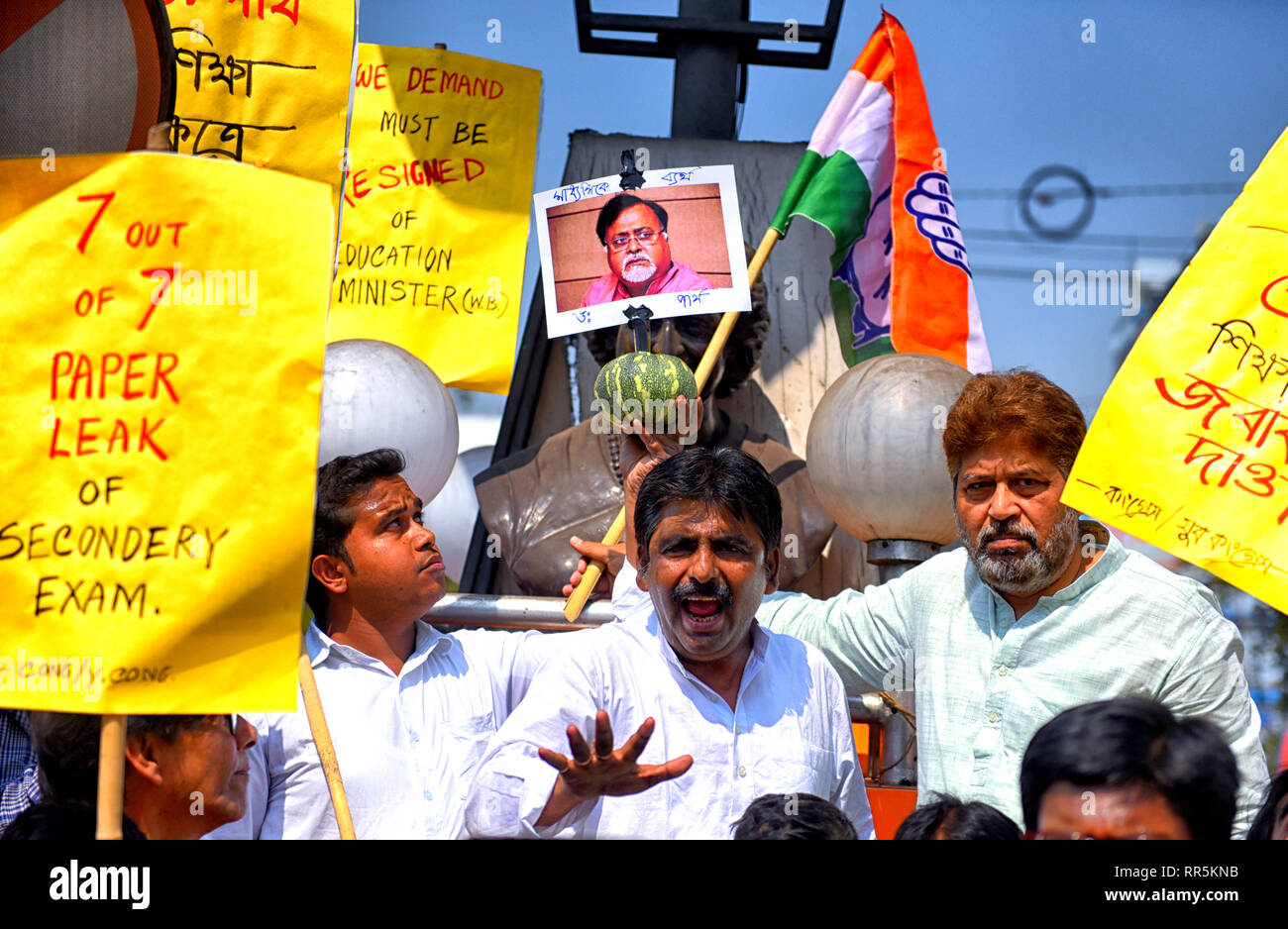 I sostenitori del Congresso Nazionale Indiano visto cartelloni di contenimento mentre gridando slogan durante la protesta contro lo stato il ministro dell'istruzione del Bengala occidentale mr. partha chatterjee per carta problemi di perdite. I sostenitori del Congresso nazionale indiano protestare contro lo stato il ministro dell'istruzione del Bengala occidentale mr. partha chatterjee per la perdita della carta questioni in esame secondario per 7 giorni consecutivi. I dimostranti anche rivendicazione dimissioni del ministro dell'istruzione. Foto Stock