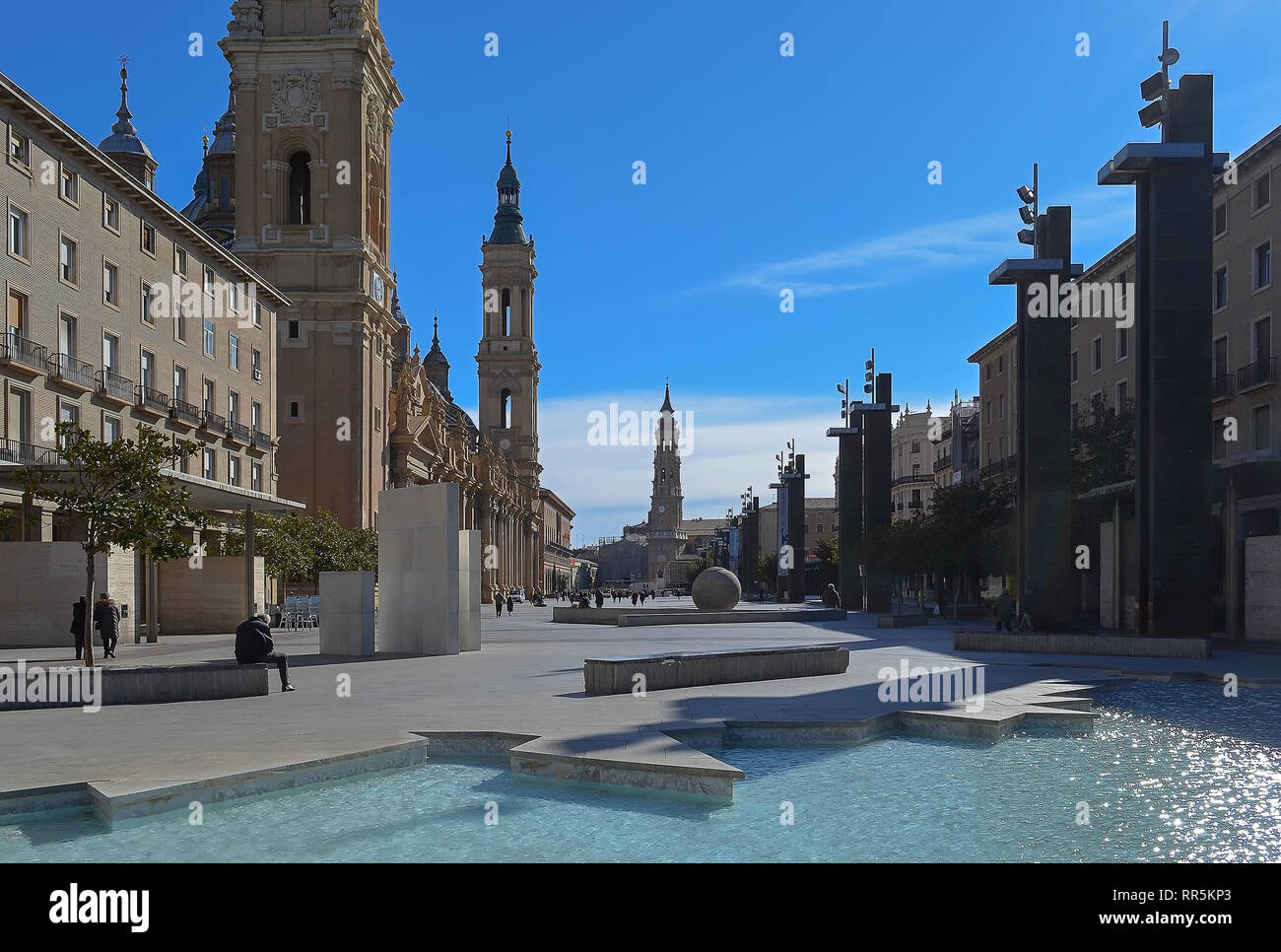 Piazza del Pilar di Saragozza in Spagna con la Cattedrale-Basilica della Madonna del Pilastro e Hispanidad Fontana. Foto Stock