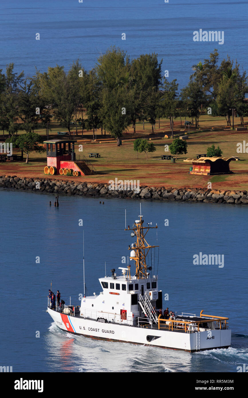 Guardacoste passando l'isola di sabbia, la città di Honolulu e Oahu Island, Hawaii, STATI UNITI D'AMERICA Foto Stock