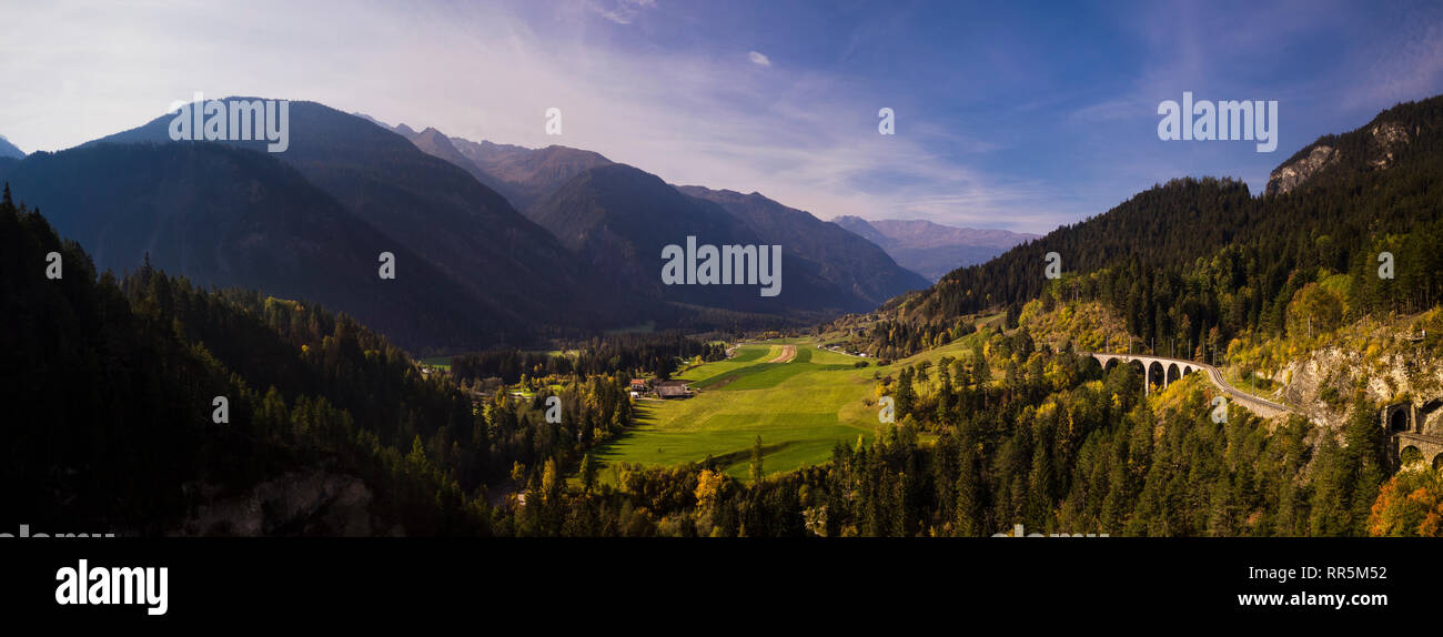 Vista panoramica del viadotto Landwasser nelle Alpi Svizzere Foto Stock