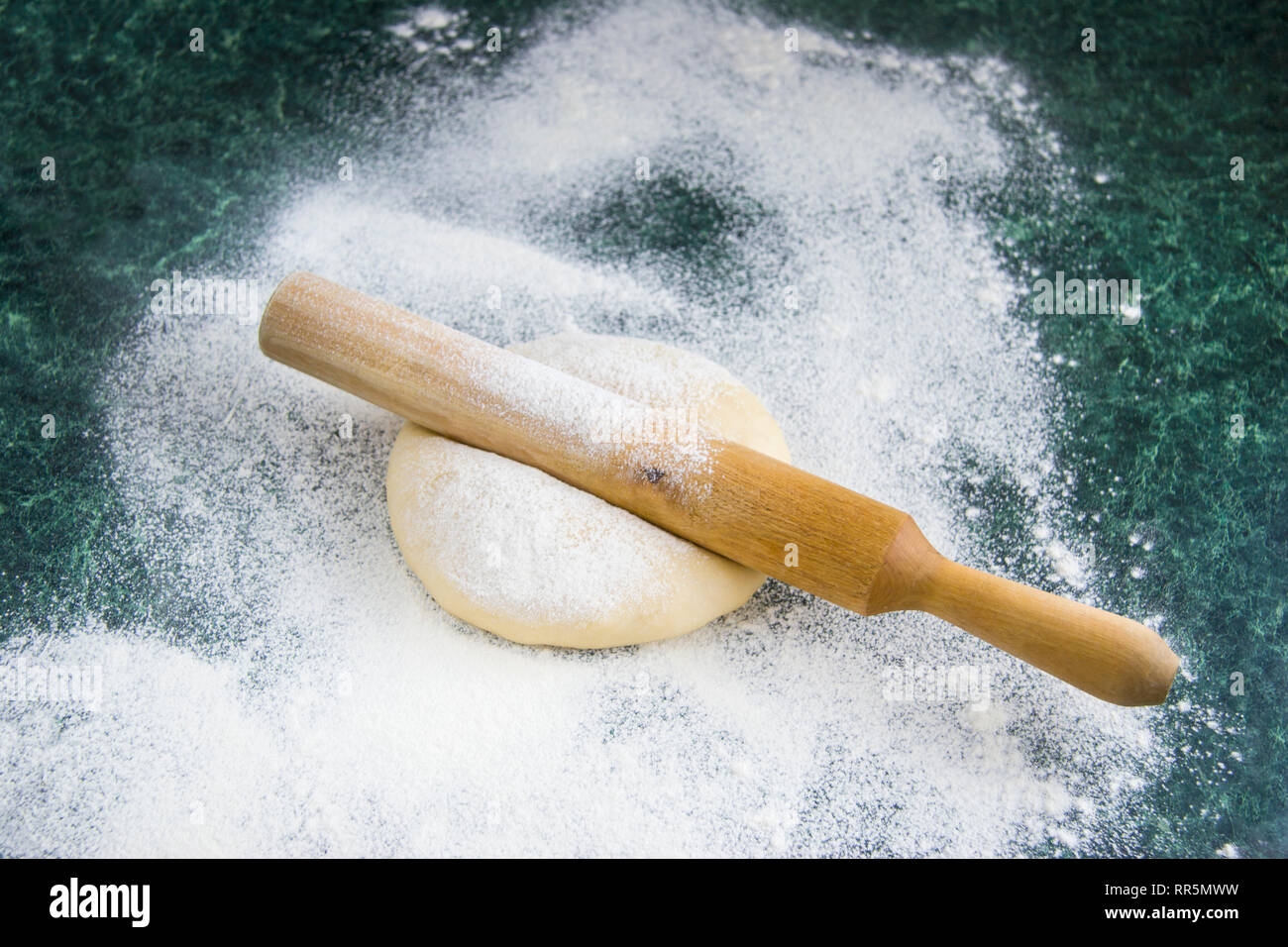 Impasto per Ravioli, Gnocchi, pizza, tagliatelle, spaghetti, su un marmo infarinata tavolo verde, vista dall'alto Foto Stock