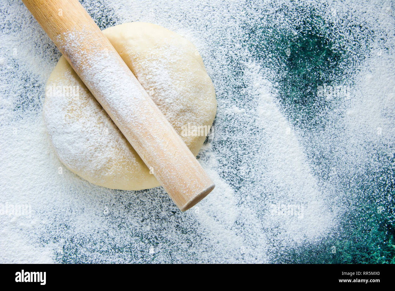 Impasto per Ravioli, Gnocchi, pizza, tagliatelle, spaghetti, su un marmo infarinata tavolo verde, vista dall'alto Foto Stock