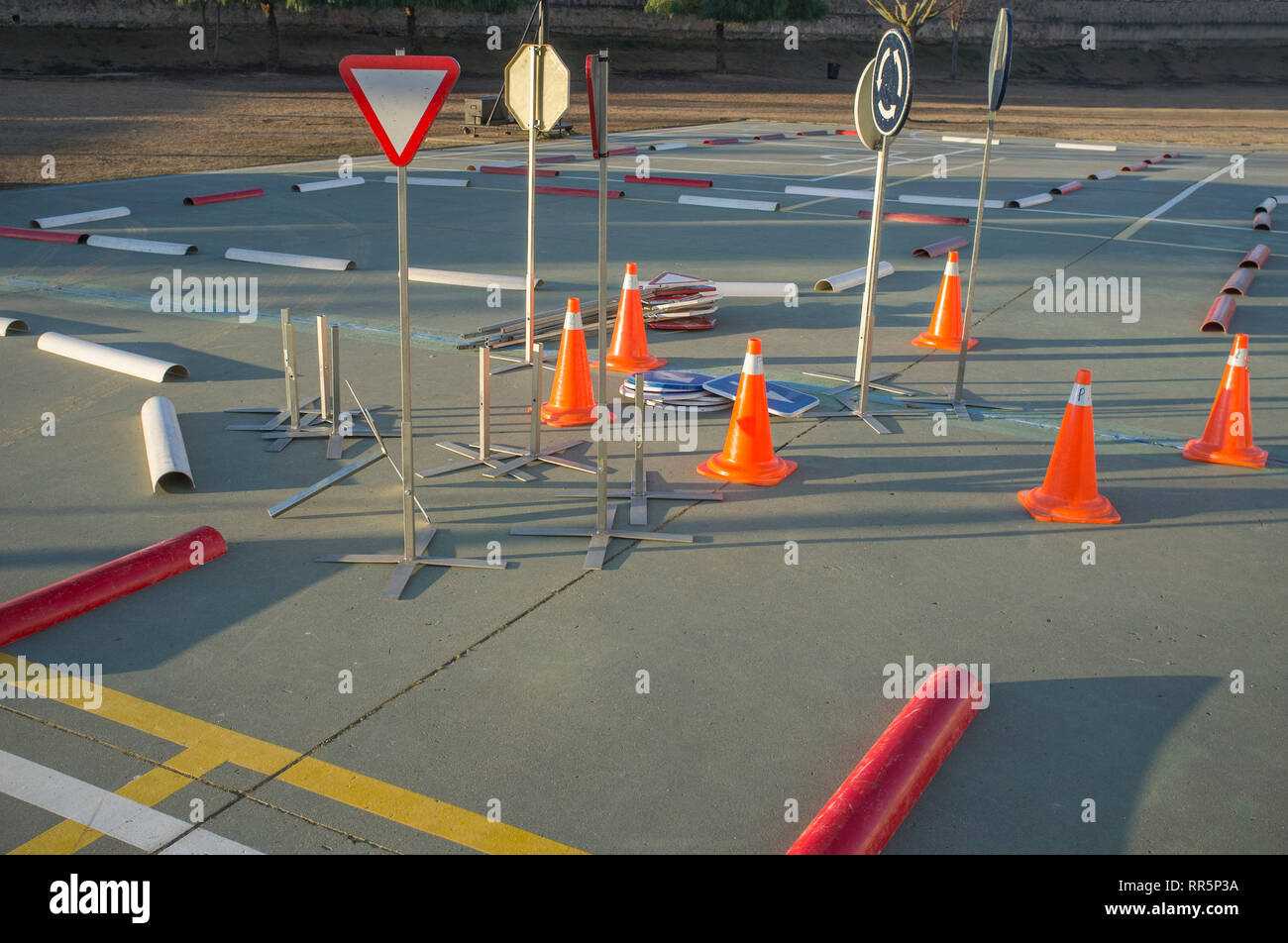 Piccoli segnali di traffico di giocattoli per i bambini di strada di apprendimento regole alla scuola primaria. Educazione alla sicurezza stradale gioco per bambini Foto Stock