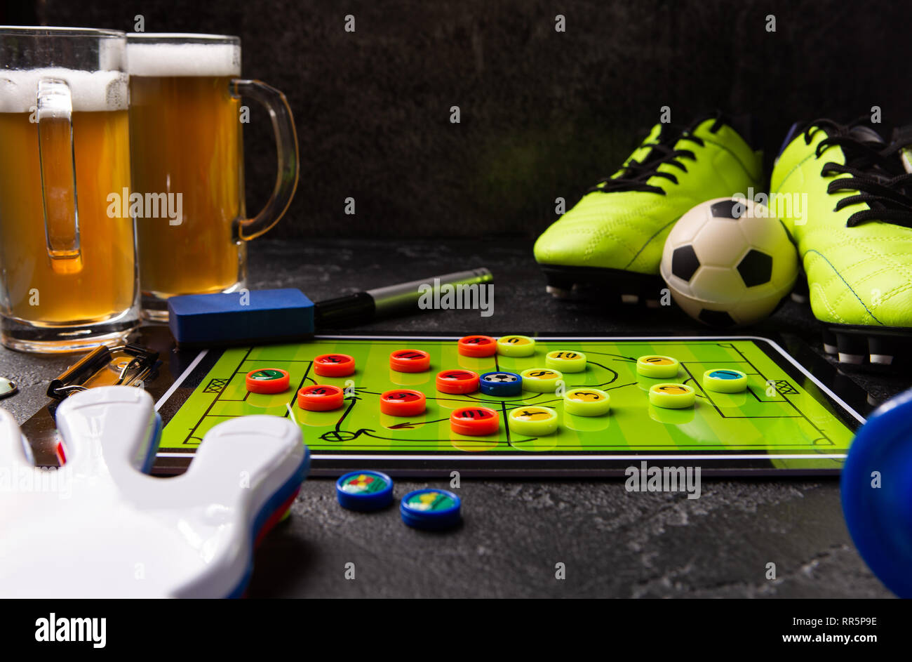 Immagine di due tazze di schiuma della birra, calcetto, palla, battito del giocattolo Foto Stock