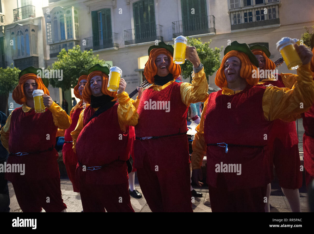 Un gruppo di uomini vestiti con il simbolo del marchio spagnolo birre  "Cruzcampo' sono visto eseguendo sulla strada durante la tradizionale  sfilata di carnevale che celebra le feste di carnevale nella capitale