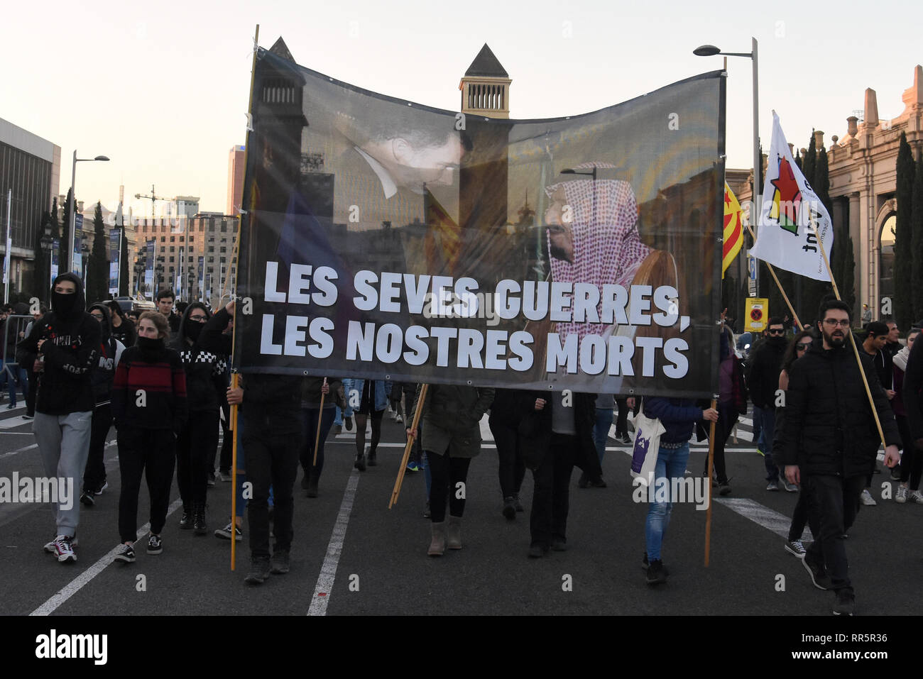 I dimostranti sono visti tenendo un banner e bandiere durante la protesta. Centinaia di persone manifestano contro la presenza del Re di Spagna Felipe VI alla cena istituzionale del Mobile Word Congress di Barcellona. Foto Stock