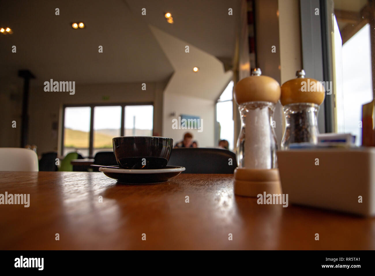 La calda atmosfera all'interno di un caffè in un giorno di pioggia Foto Stock