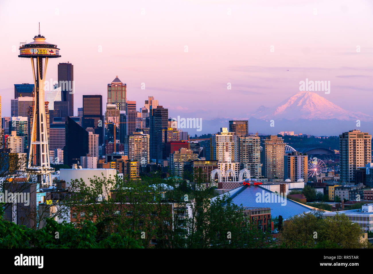 Seattle Washington Cityscape con il Monte Rainier incandescente Foto Stock