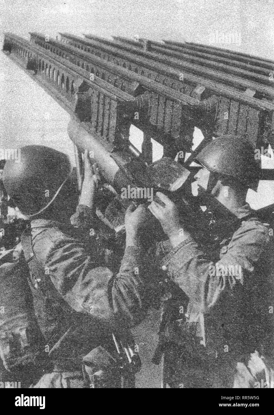 Rosso soldati dell esercito razzi di caricamento su una BM-13 durante la II Guerra Mondiale Foto Stock