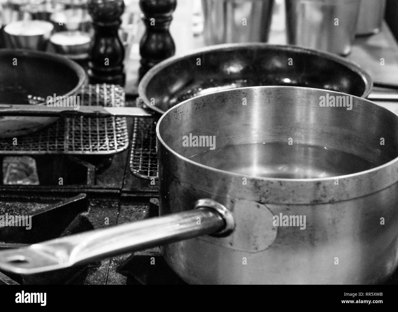 In acciaio inox e alluminio professionale utensili da cucina Foto stock -  Alamy