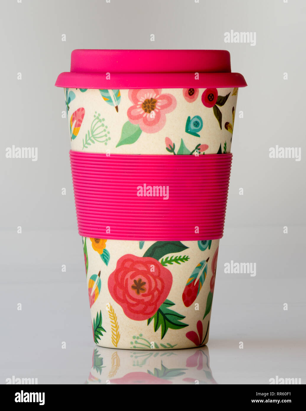 Caffè riutilizzabile coppa realizzata da materiale naturale con custodia in silicone e coperchio per un ambiente sostenibile Foto Stock