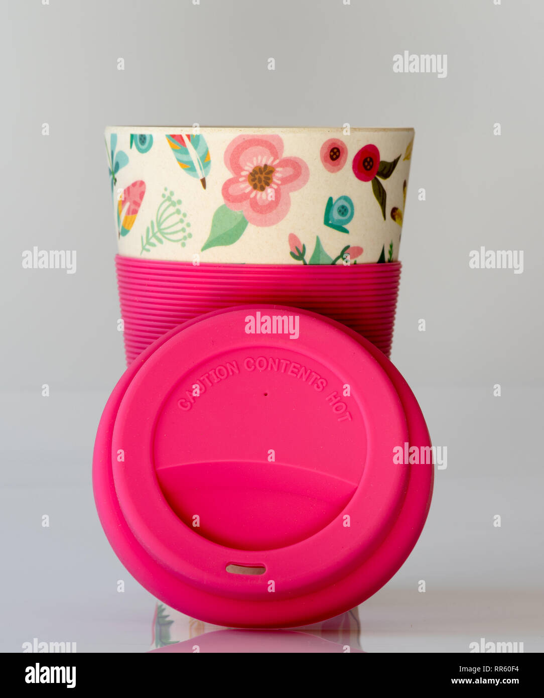 Caffè riutilizzabile coppa realizzata da materiale naturale con custodia in silicone e coperchio per un ambiente sostenibile Foto Stock