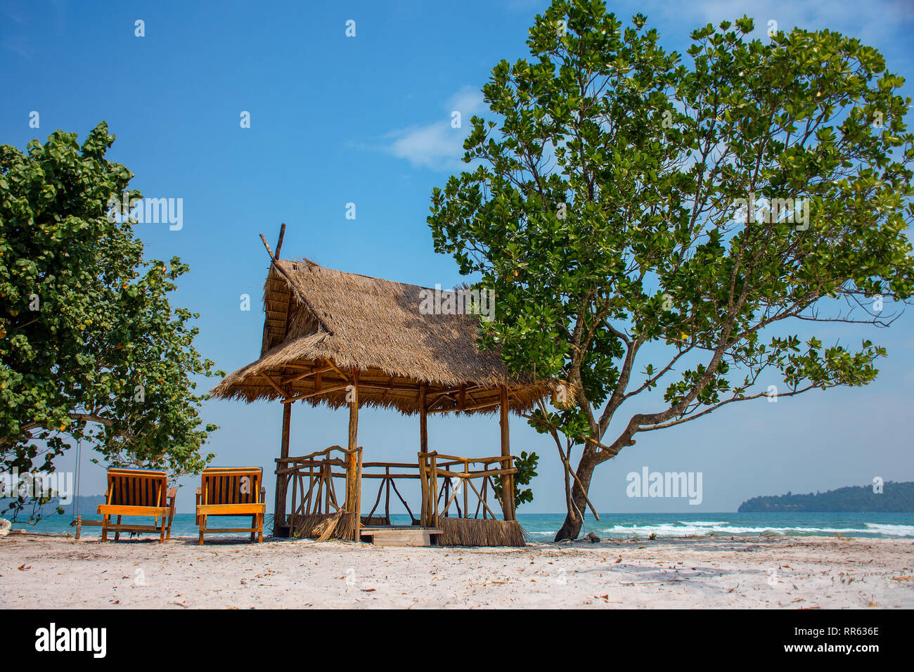 A Paradise Island Beach ombra hut e lettini per prendere il sole su una spiaggia di sabbia bianca. Foto Stock
