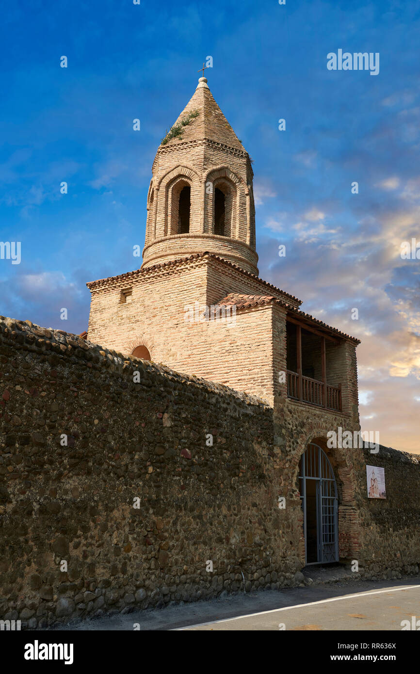 Foto & immagine del gate e torre campanaria del Samtavisi Cattedrale Ortodossa Georgiana, XI secolo, Shida Karti Regione, Georgia (paese) costruito du Foto Stock
