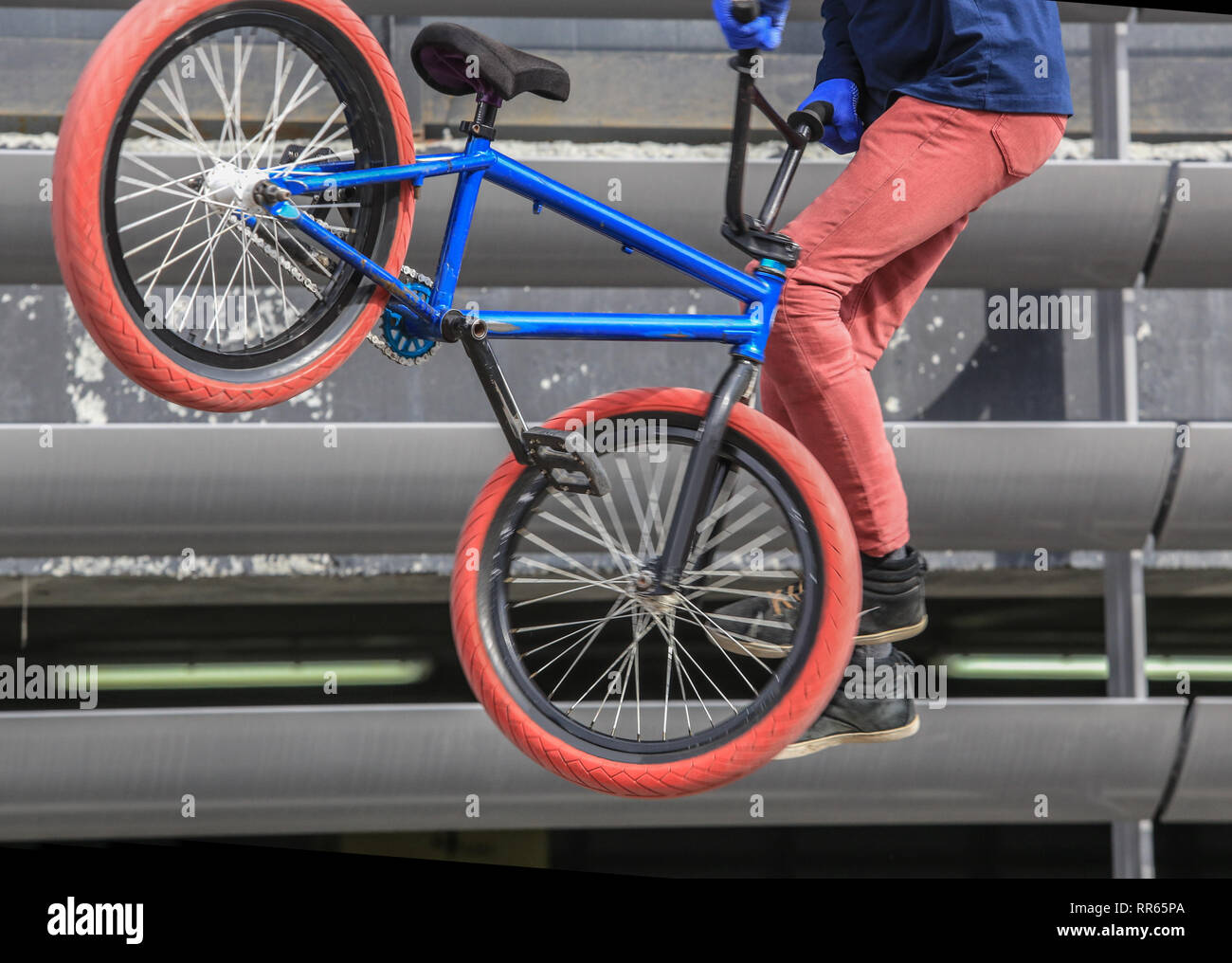 Ciclista salto sulla bicicletta closeup dettaglio Foto Stock