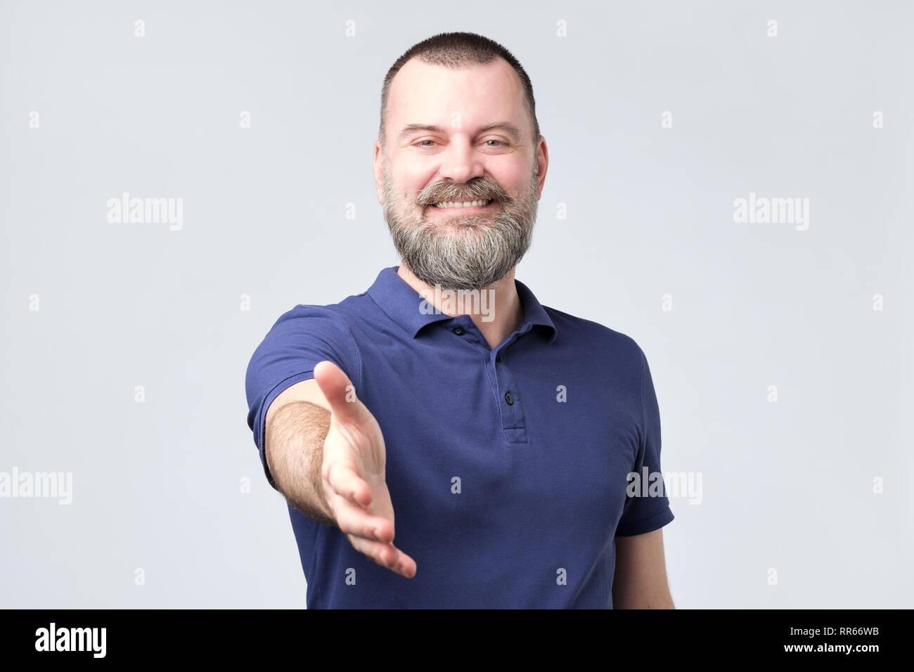 Positive le emozioni umane, le espressioni del viso, sentimenti. Friendlymature uomo europeo dicendo h Foto Stock