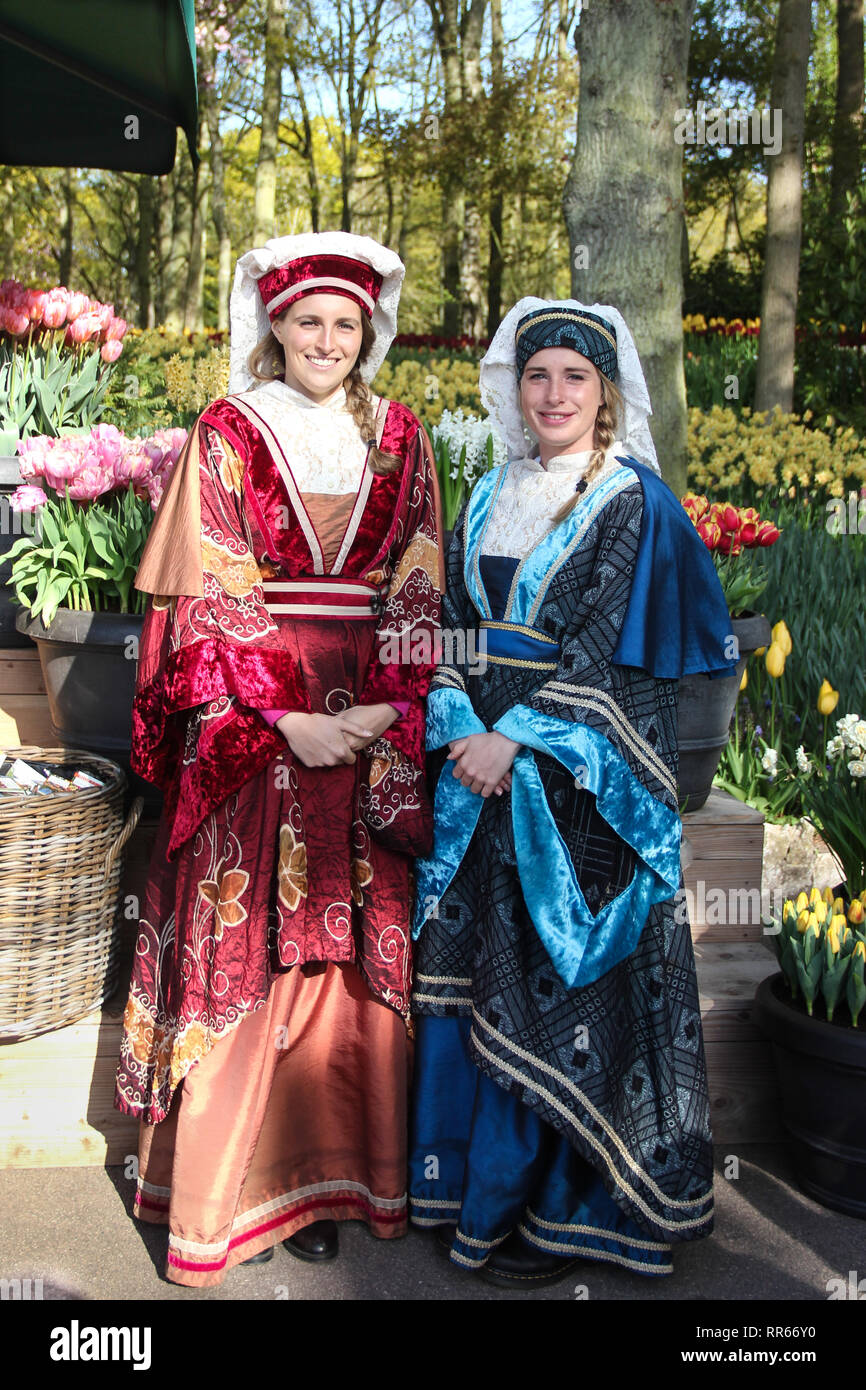 Due belle ragazze yound in abito tradizionale sorridente benvenuti nella primavera del tempo in Keukenhof Flower Garden. Molte colorate i tulipani Foto Stock