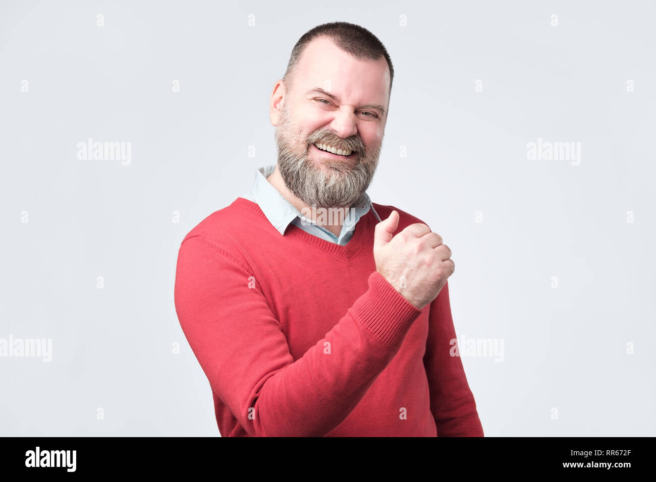 Emotiva di successo uomo maturo urlando sì e sollevando rinserrata pugni in aria Foto Stock