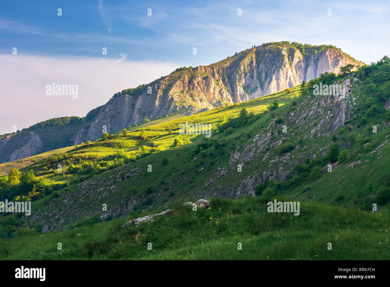 Bellissimo paesaggio delle montagne di romania. primavera la natura a sunrise. distante cliff nella luce del mattino Foto Stock