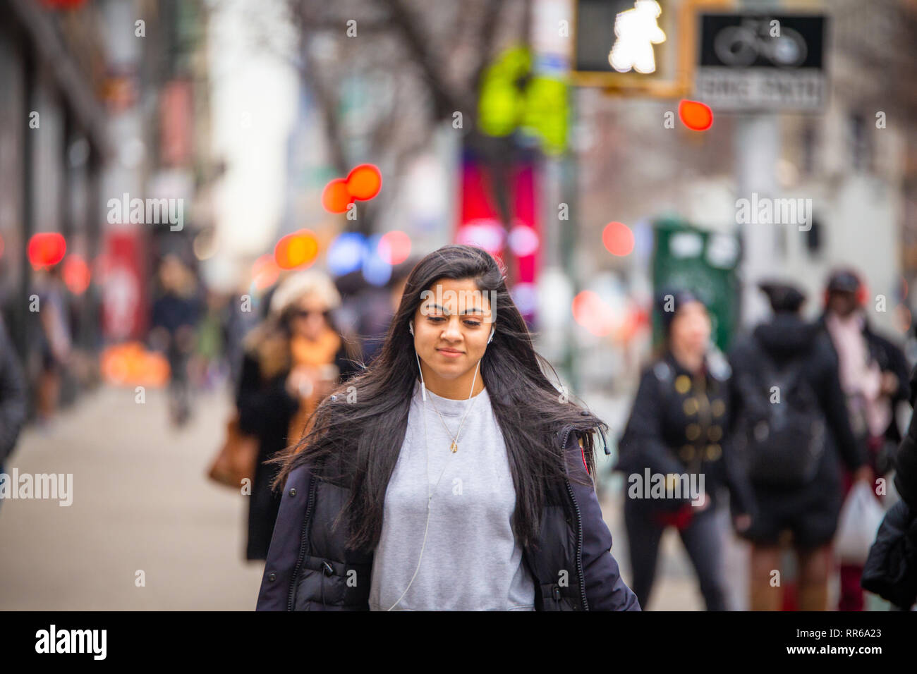 NEW YORK CITY - Dicembre 14, 2018: inverno scene di strada nella città di New York Manhattan con persone reali in situazioni di tutti i giorni su strada urbana Foto Stock