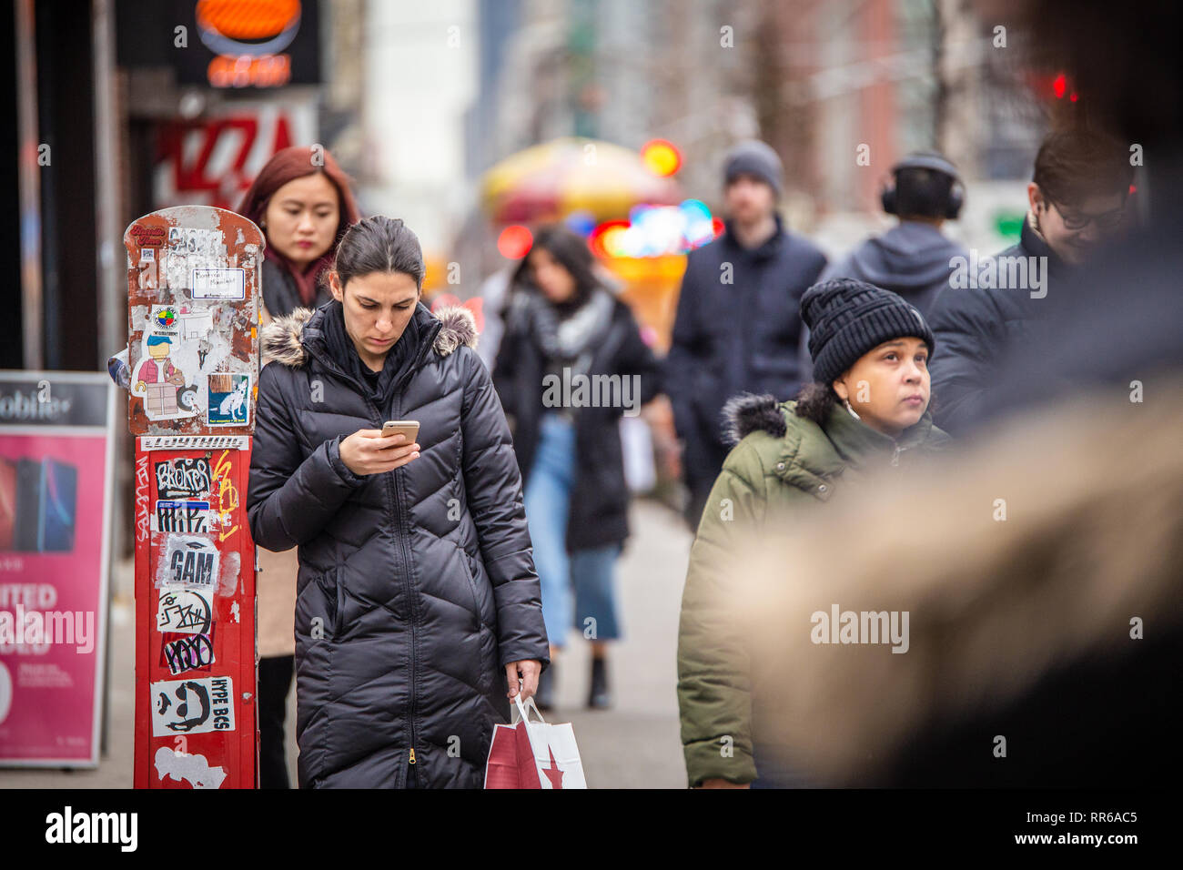 NEW YORK CITY - Dicembre 14, 2018: inverno scene di strada nella città di New York Manhattan con persone reali in situazioni di tutti i giorni su strada urbana Foto Stock